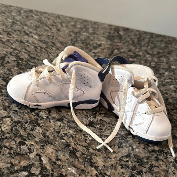 Jordan baby 6 EUC White and Blue Sneakers with Iconic Jumpman Logo - Picture 8 of 14